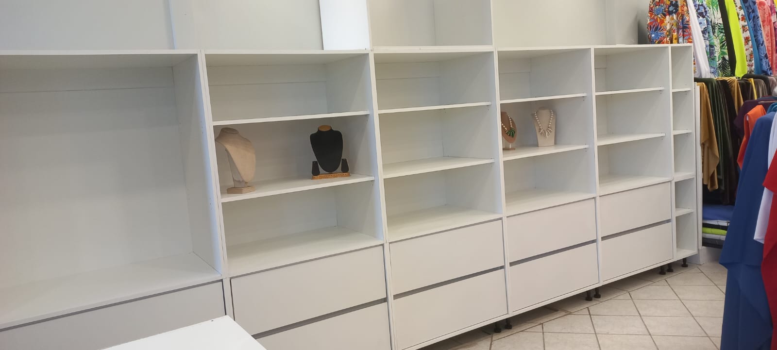 Retail jewelry display shelving with drawers