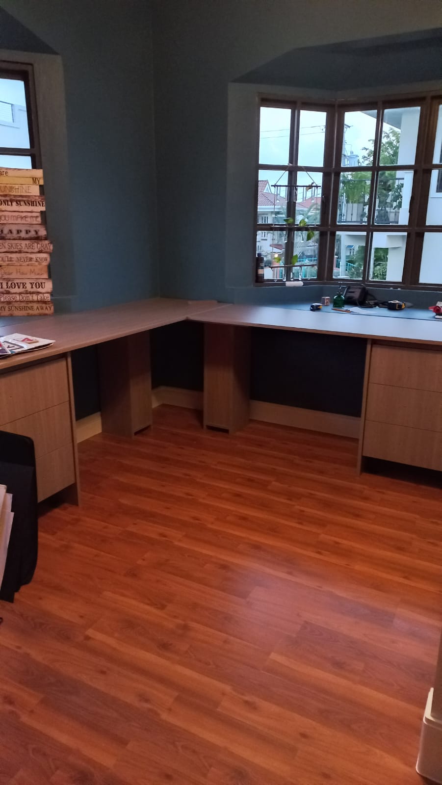 Built-in corner desk in a home office